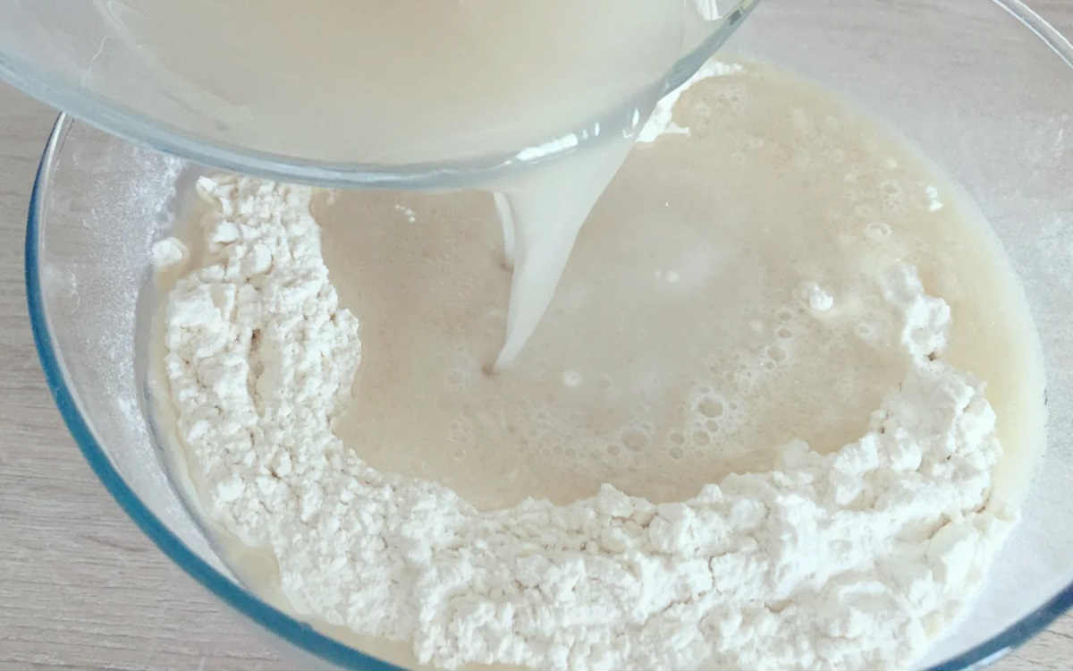 смешивание муки с жидкостью