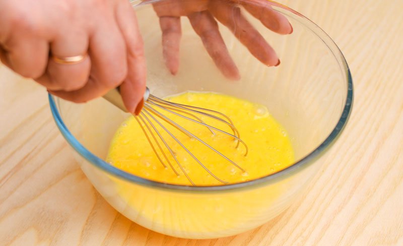 взбить яйцо