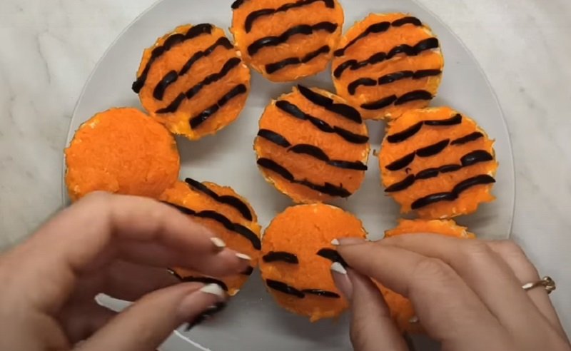 подача тигровых тарталеток к столу