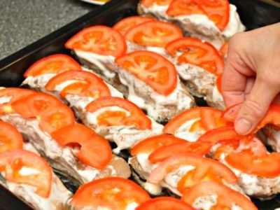 Толстолобик, запеченный с помидорами