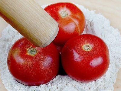 Томатные лепешки на сковороде