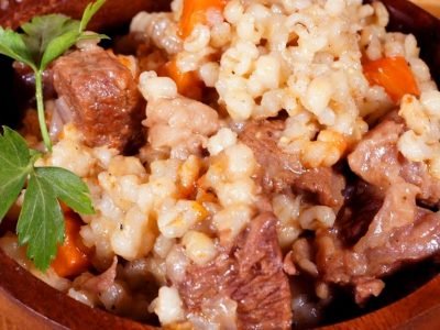 Томленая перловая каша с мясом