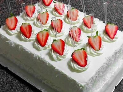 Торт «Белоснежка» со сливочным кремом и кокосовой стружкой