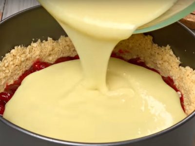 Торт без выпечки с клубничной прослойкой