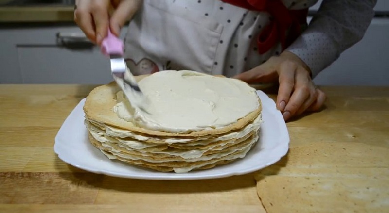 Каждый корж торта промазать сметаной