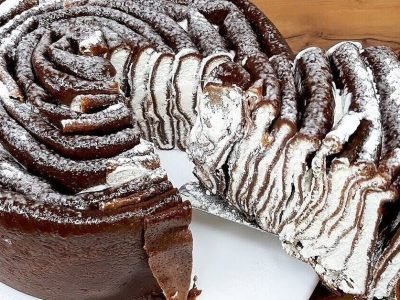 Торт из шоколадных блинов с кремом