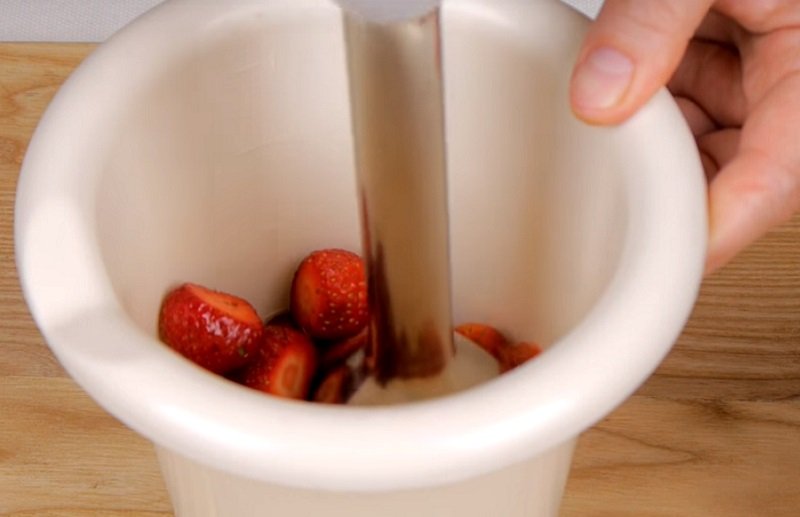 измельчить клубнику