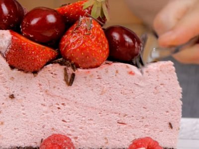 Торт с фруктами и ягодами