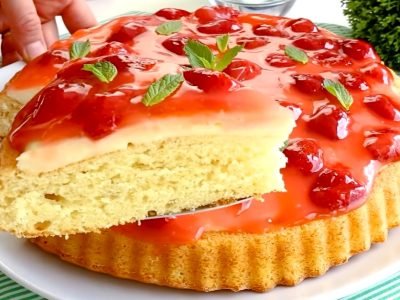 Невесомый торт с кремом и клубничным соусом