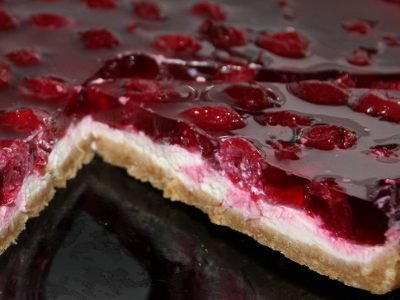 Торт с вишней без выпечки