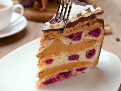 Торт с вишней и сгущенным молоком