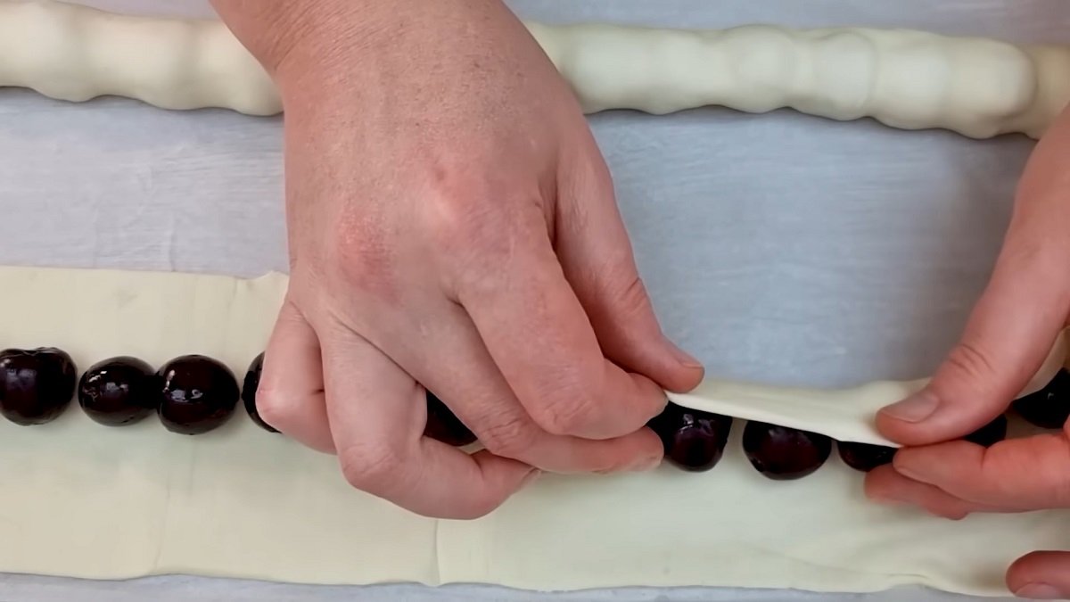 вишня в тесте