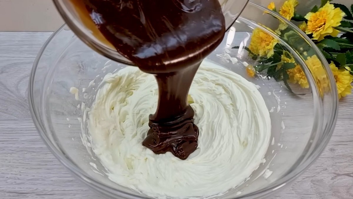 добавление шоколадной массы к взбитым сливкам