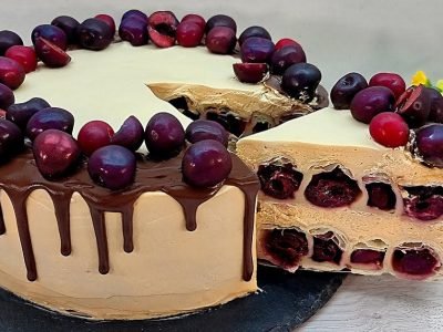 Шикарный торт с вишней и кремом из слоеного теста