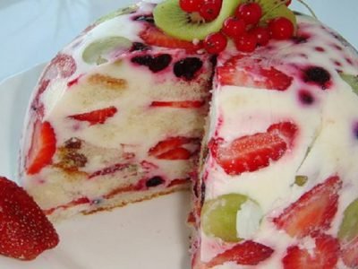 Торт сметанник с фруктами и ягодами