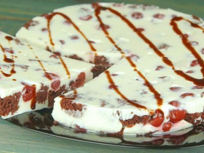 Торт-суфле с бисквитом и вишнями