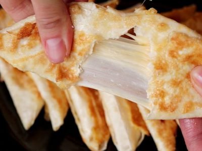 Треугольники из лаваша с сыром