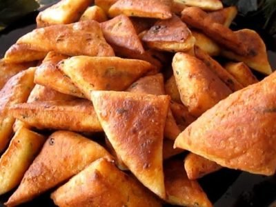 Треугольники с сыром на сковороде: быстрая закуска