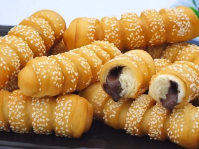 Сладкие трубочки с шоколадом из дрожжевого теста