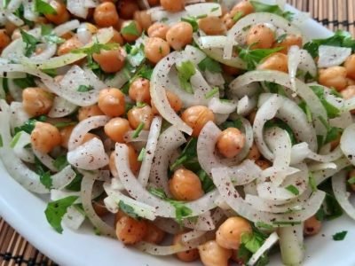 Турецкий салат к шашлыку: нужны две луковицы и нут