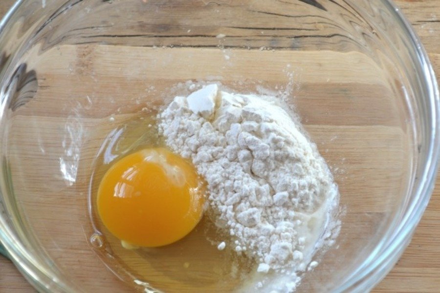 тесто с мукой и яйцами