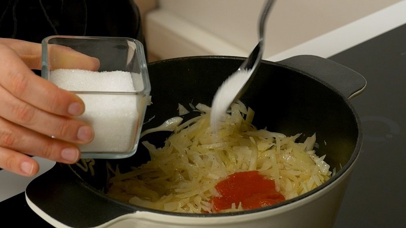 высыпание капусты в кастрюлю