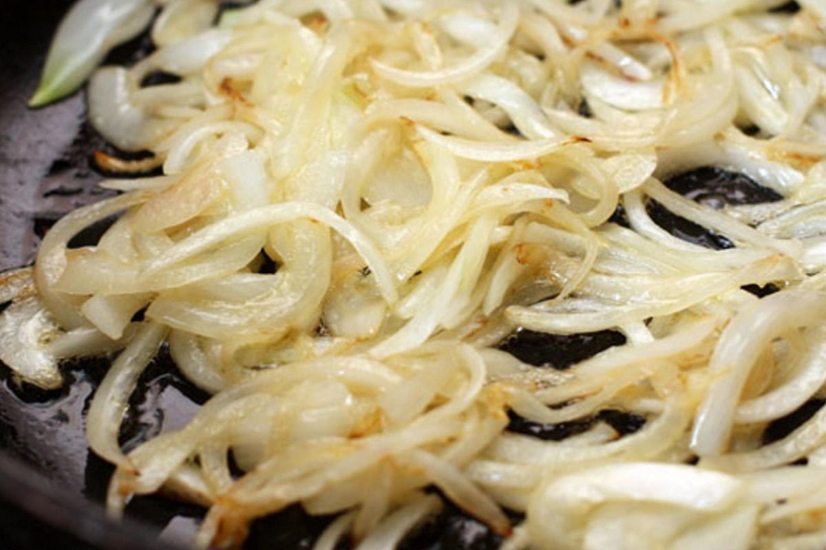 лук на сковороде