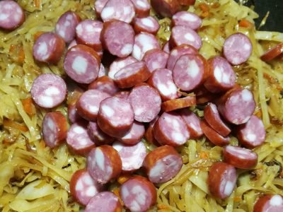 Тушеная капуста с сосисками