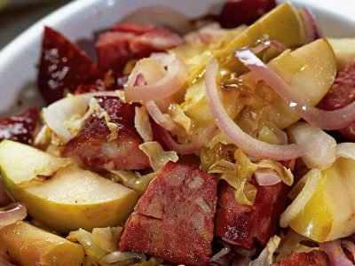 Тушеная капуста с яблоками и колбасками