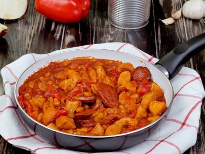 Тушеная курица с фасолью