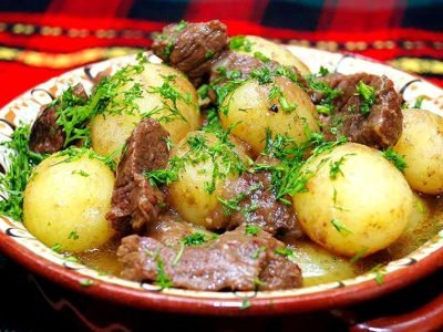 Тушеная молодая картошка с мясом и укропом