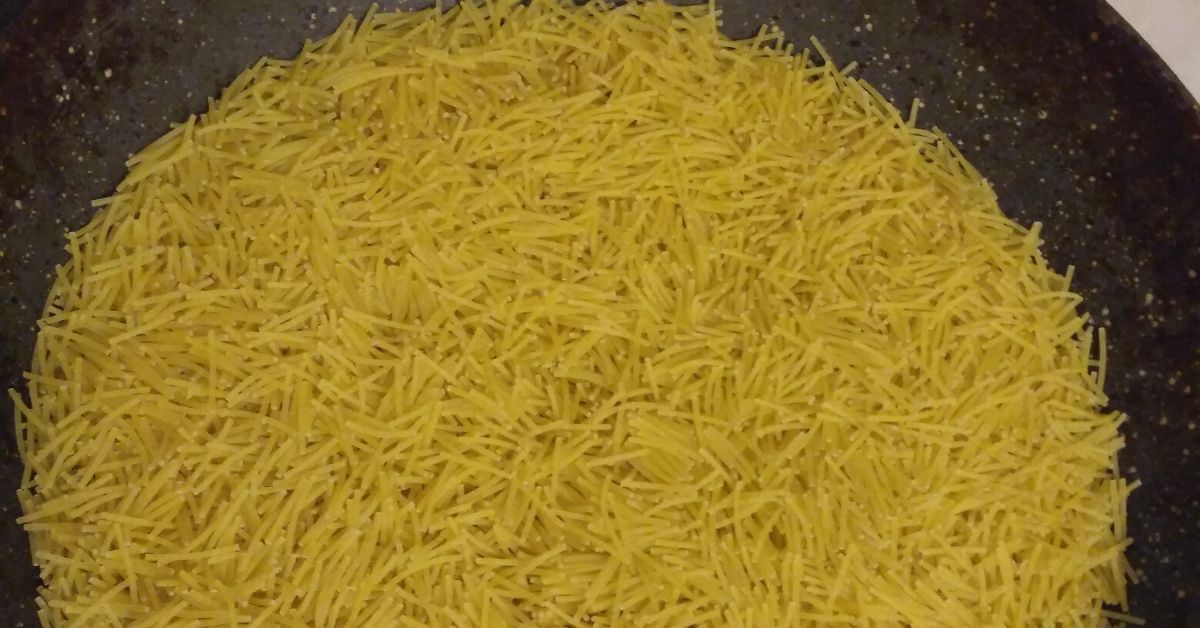 тушеная вермишель в томатном соусе