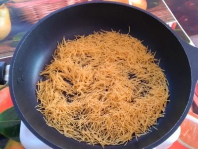 Тушеная вермишель в томатном соусе