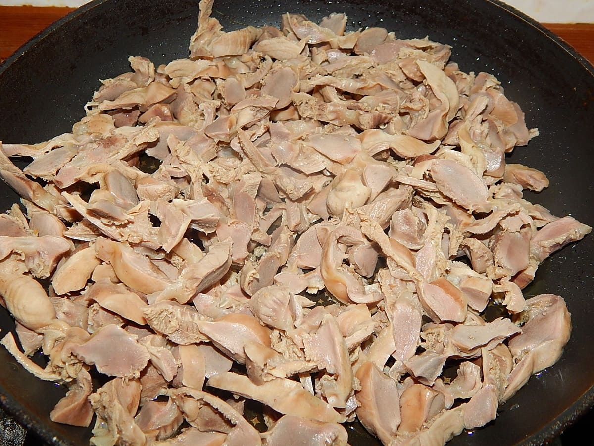Как вкусно потушить куриные желудки на сковороде со сметаной