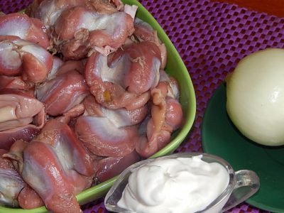 Тушеные куриные желудки: рецепт со сметаной
