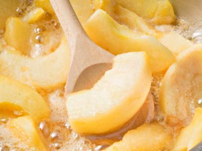 Тушеные яблоки с финиками и корицей