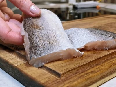 Тушеный хек с овощами на сковороде