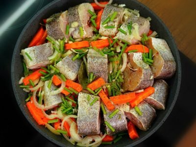 Тушеный минтай на сковороде