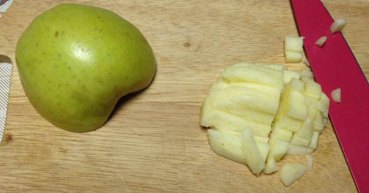 Сирний коржик з яблуками на сковороді