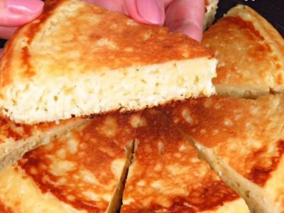 Творожная лепешка с яблоками на сковороде