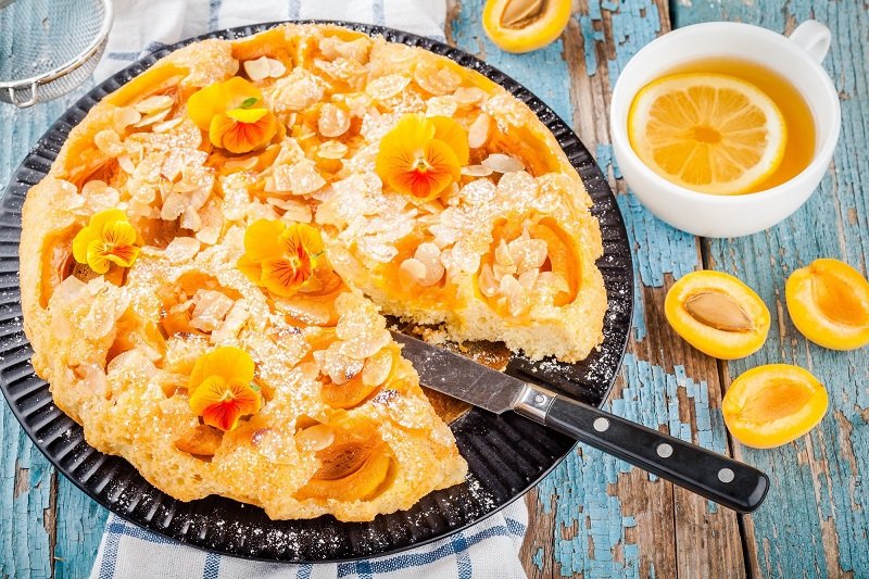 готовый пирог с абрикосами