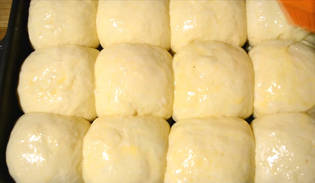 смазывание булочек яйцом