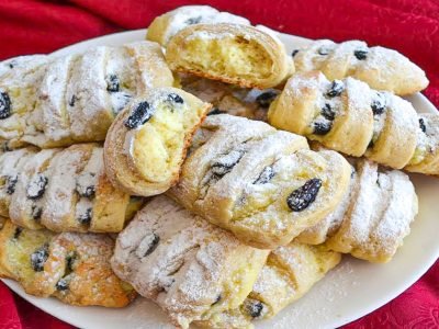 Рассыпчатое творожное печенье с изюмом