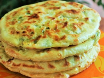 Творожные лепешки с зеленью на сковороде