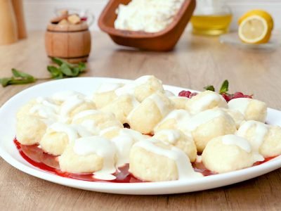 Творожные ньокки с ягодным соусом