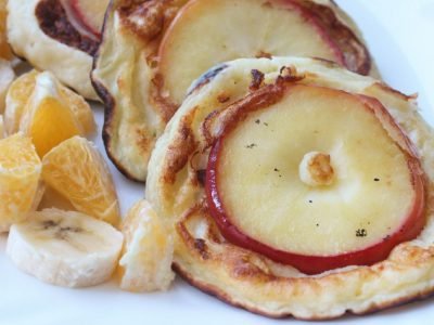 Творожные оладьи с яблоками