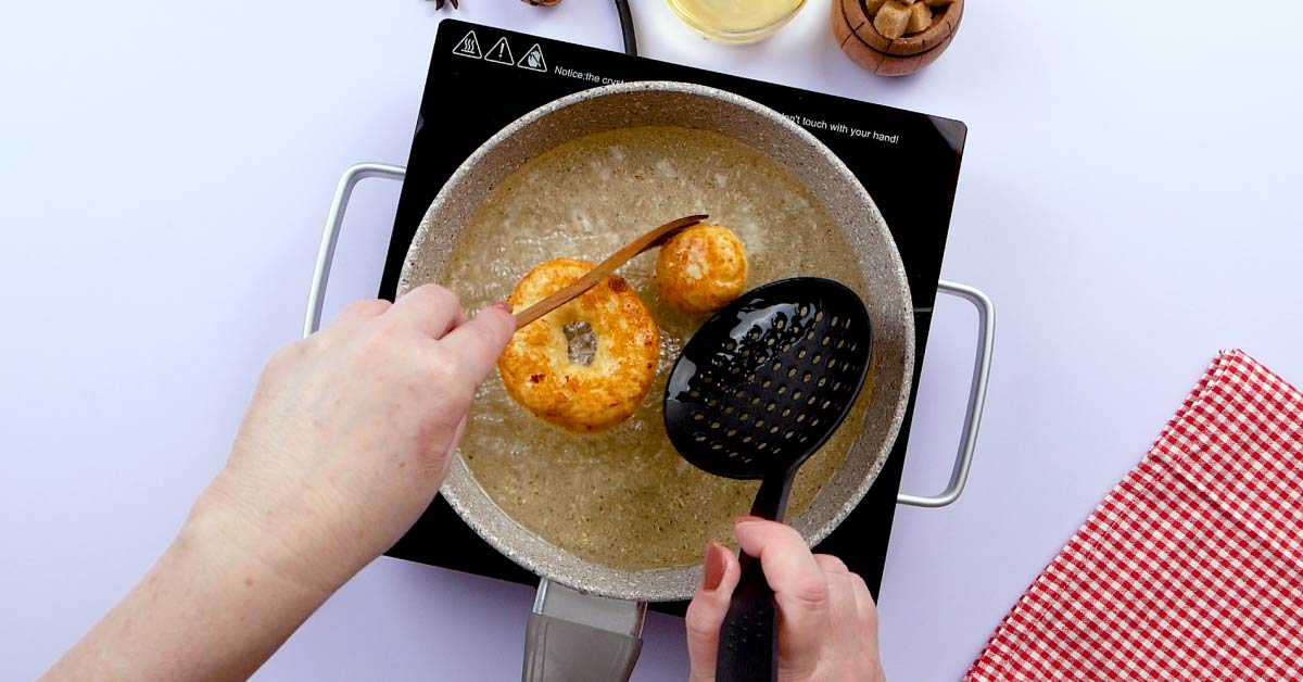 творожные пончики в кипящем масле