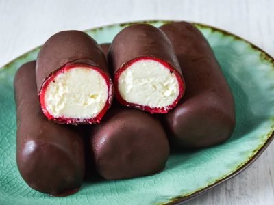 Натуральные творожные сырки в шоколаде с клубникой