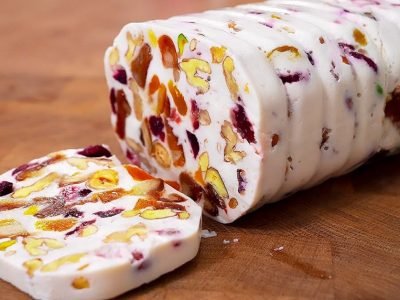 Творожный десерт с орехами и сухофруктами