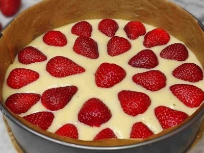 Творожный манник с клубникой